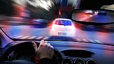 Policja apeluje do kierowców: w deszczu nie używajcie świateł do jazdy dziennej